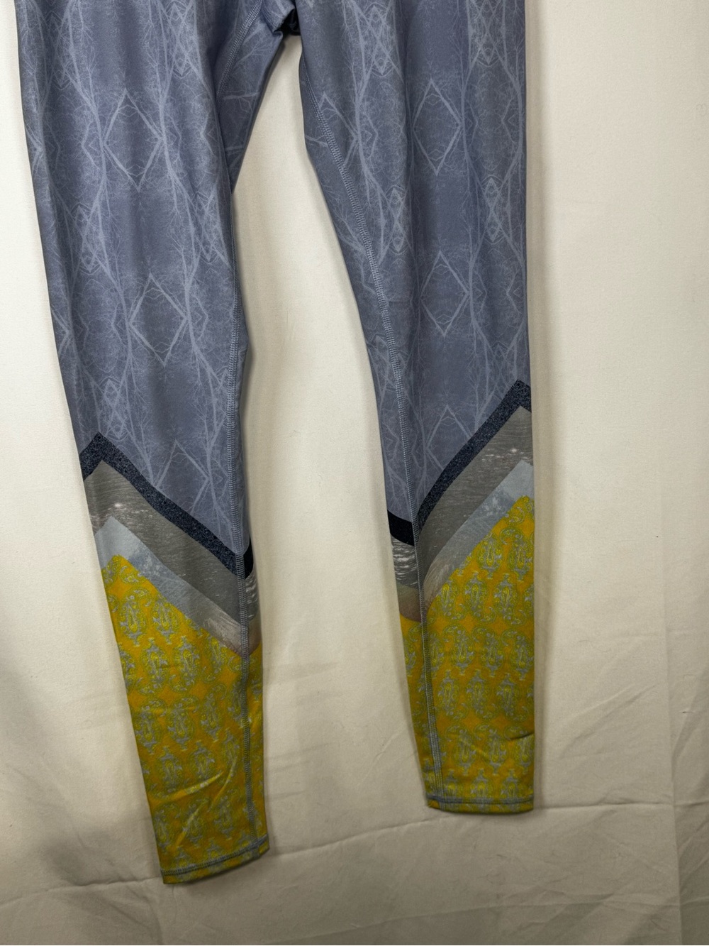 NWOT Alo Yoga Tree Lace Sky Geometric Chevron Leggings Size XS - Picture 3 of 12